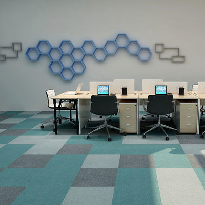 Stock de 50x50 carreaux de tapis avec 450g/m2 de poids de pile en vrac