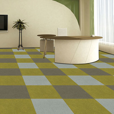 Stock de 50x50 carreaux de tapis avec 450g/m2 de poids de pile en vrac