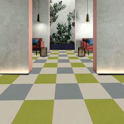 Pile de coupe en nylon à 100% 50*50 carreaux de moquette pour rénovation et rénovation de sols commerciaux