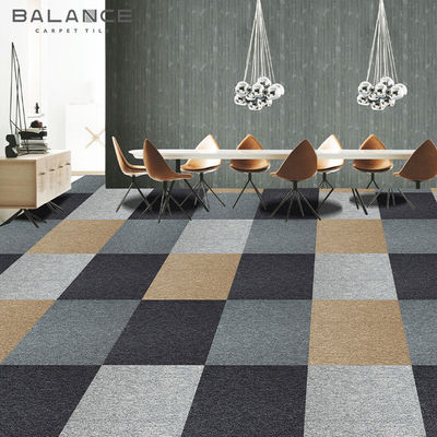 Carreaux de tapis modulaires de 50x50 PP en couleur personnalisée pour bureau commercial