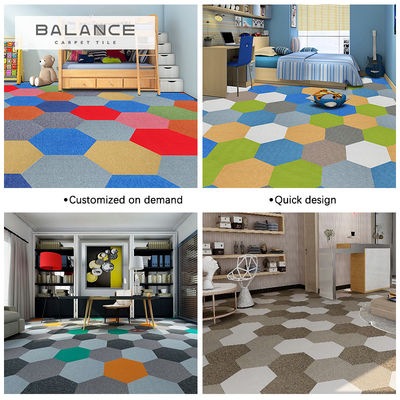 Carreaux de tapis de jardin d'enfants à plancher hexagonal avec hauteur de pile moyenne et conception modulaire