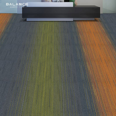 Carreaux en nylon 50x50 pour les bureaux commerciaux et les couloirs des hôtels Poids total 4400 g/m2