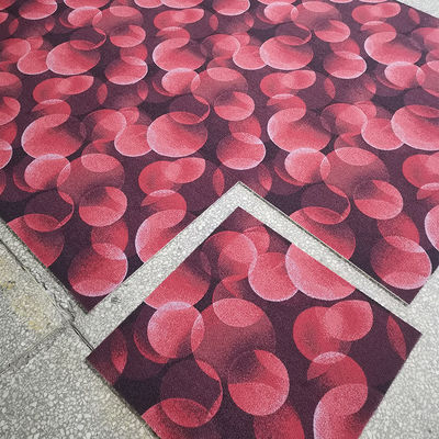 Des carreaux de tapis de luxe imprimés en peluche 50x50 La solution parfaite pour les espaces commerciaux