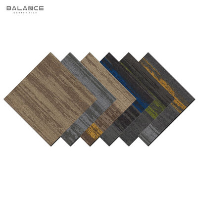 Carreaux de moquette de support en PVC modulaires Poids total 4500 g/m2 ± 3% pour les bureaux commerciaux et la maison