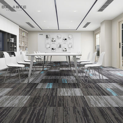Carreaux de moquette de support en PVC modulaires Poids total 4500 g/m2 ± 3% pour les bureaux commerciaux et la maison