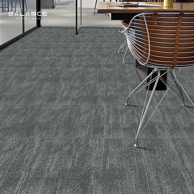 Affichage du sol des salles de bureau Carreaux de moquette en PVC lavables 50*50 avec poids de pile 5-600g/m2