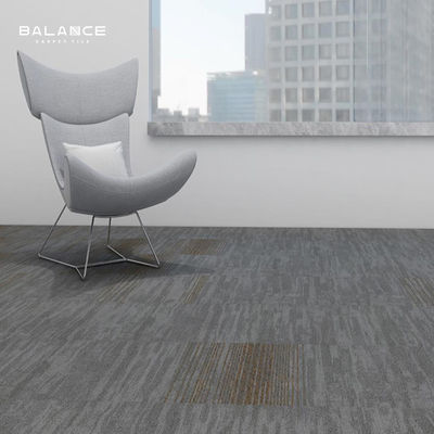 Tapis modulaire en PVC à pile en boucle simple sur mesure pour les motifs modernes dans les espaces commerciaux