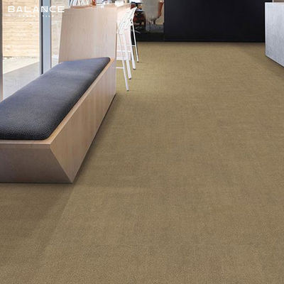 Carreaux de tapis en nylon résistant au feu en PVC de type jacquard pour bureaux commerciaux