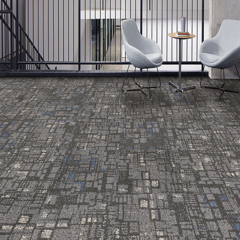 Résistance en PVC renforcée de fibres de verre 50x50 Carreaux modulaires de tapis de bureau pour commerciaux