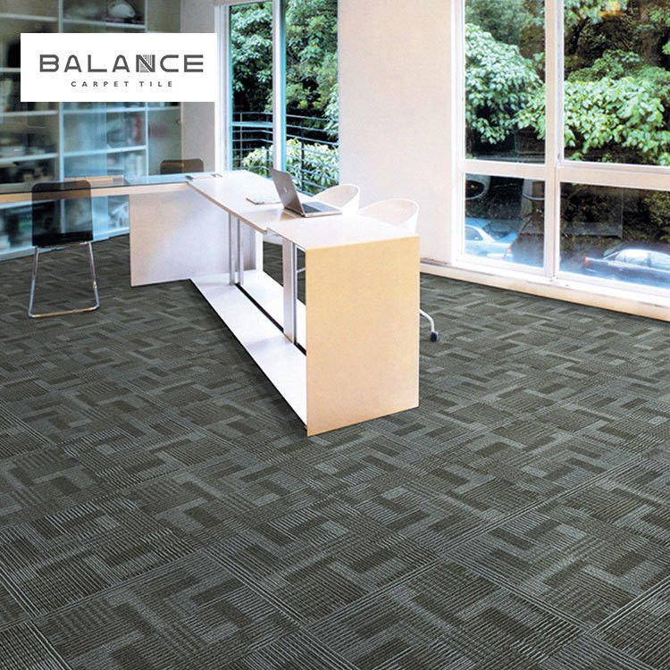 Améliorez votre plancher avec des carreaux de tapis en PP 50X50 avec un poids de pile de 528 g/m2