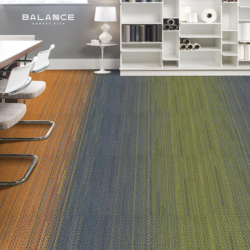 Carreaux de tapis commerciaux de style moderne 50x50 pour une installation facile dans un bureau ignifuge