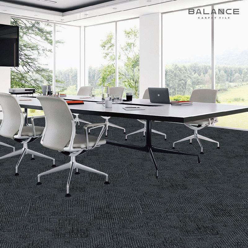 Carreaux de tapis en PP à motif géométrique à pile moyenne pour la transformation du sol de bureau