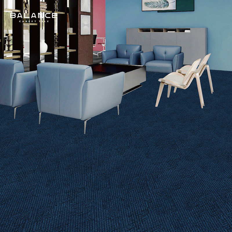 Hauteur totale 4,0-4,5 mm Poids de la pile 500 g/m2 Carreaux de tapis en PP amovibles et lavables pour le bureau