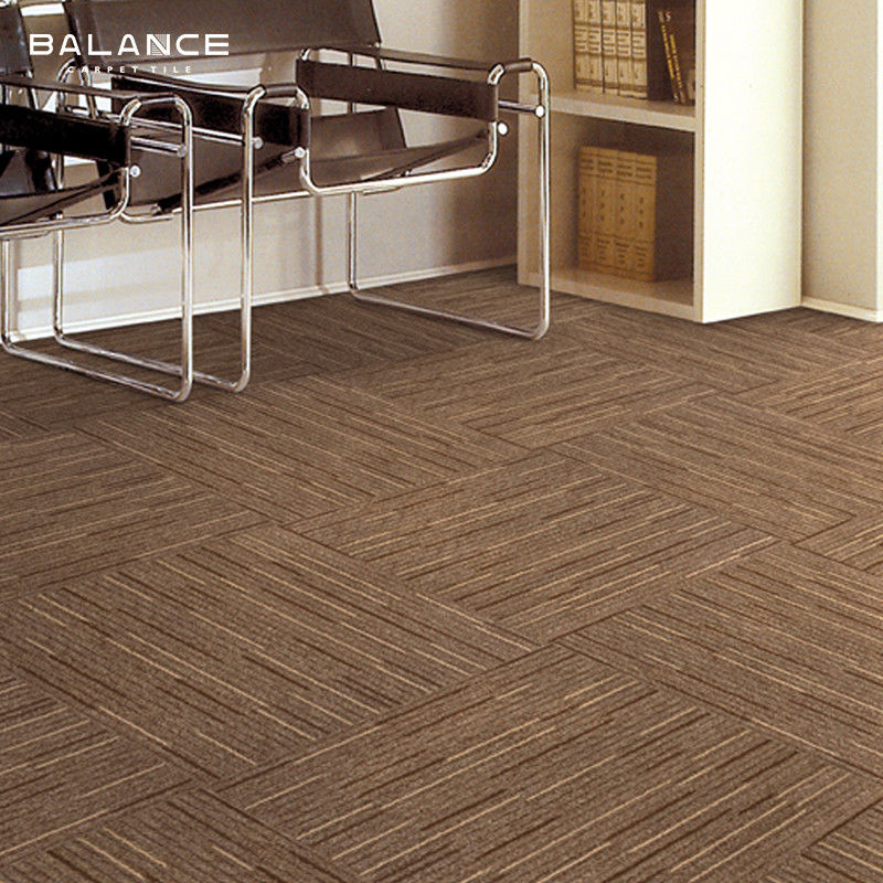 Carreaux de moquette commerciaux de couleur solide conception géométrique avec matériau résistant aux taches