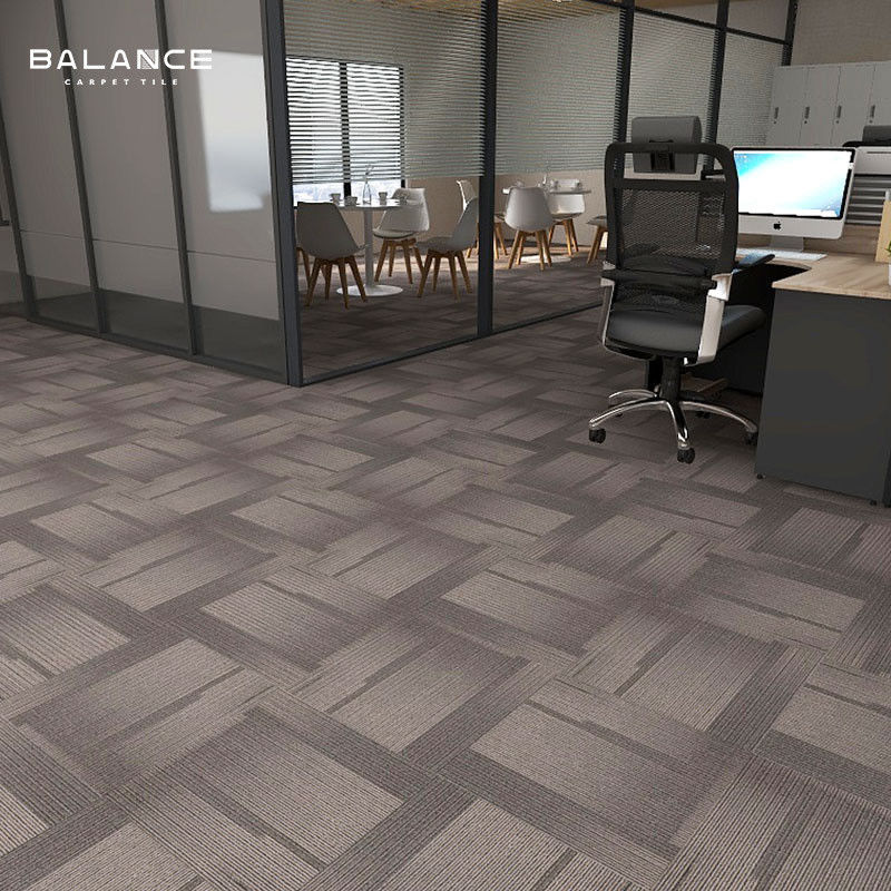 Poids de la pile 520g/m2 Matériau PP de style moderne Carreaux de tapis lavables pour projet de bureau