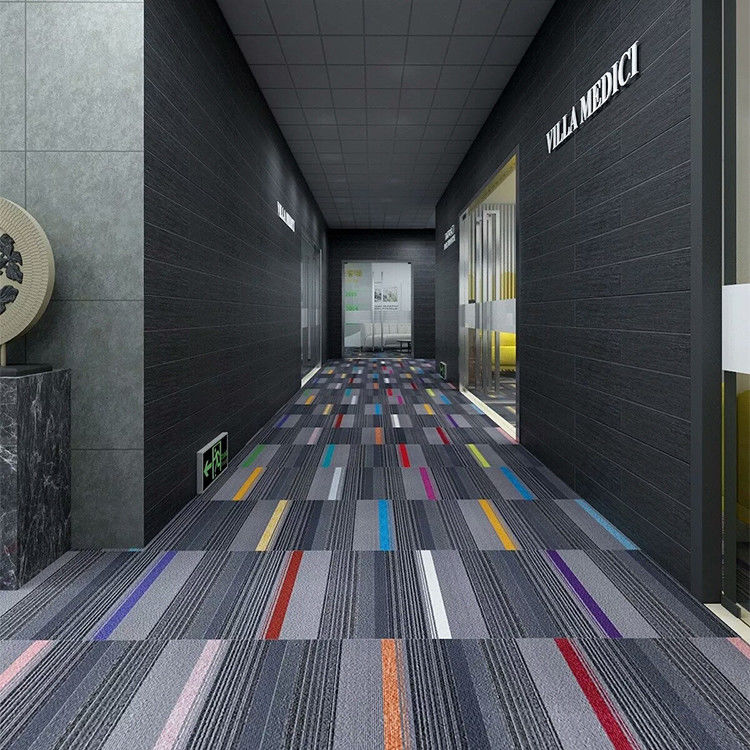 Carreaux de tapis en PVC à motifs abstraits à pile moyenne pour le couloir du salon du bureau