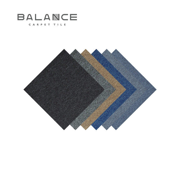 Carreaux de tapis en PP PVC amovibles de bureau et de chambre à coucher à couleur solide avec support coussiné