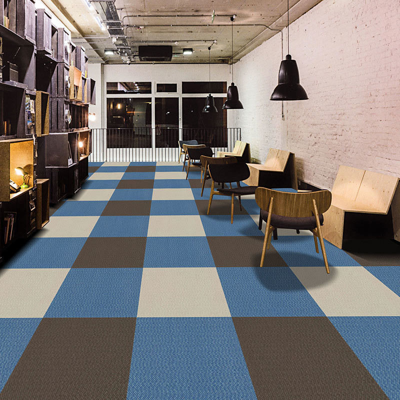 Carpets commerciaux de bureau Carreaux de matrice Carreaux de tapis jaunes 50*50 pour les performances des adultes