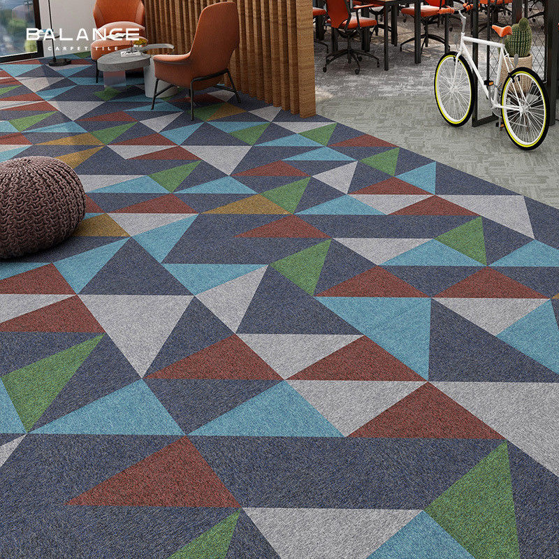 100% nylon carpet de bureau commercial carreaux 50x50 décoration modulaire design moderne