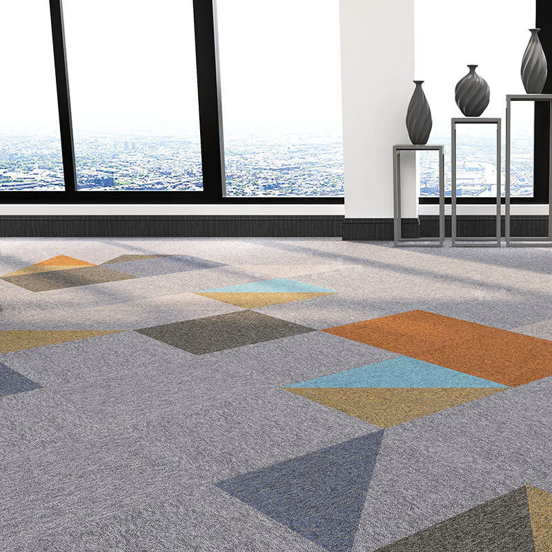 Carreaux de moquette commerciaux 50x50 avec couleur personnalisée et support en PVC antidérapant