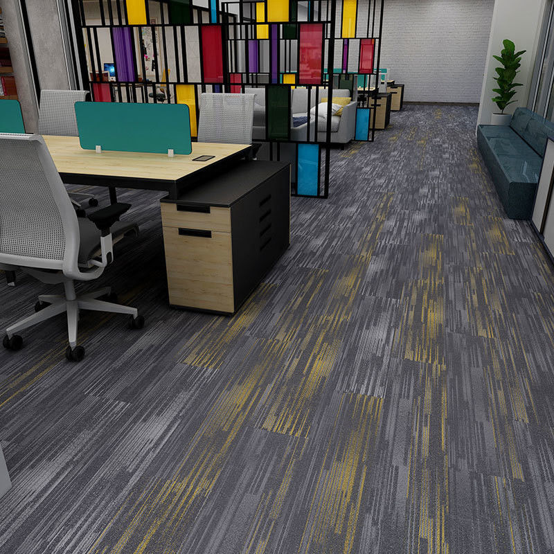 Solution de plancher de bureau 25 x 100 carreaux de moquette avec un design anti-dérapant et une pile moyenne