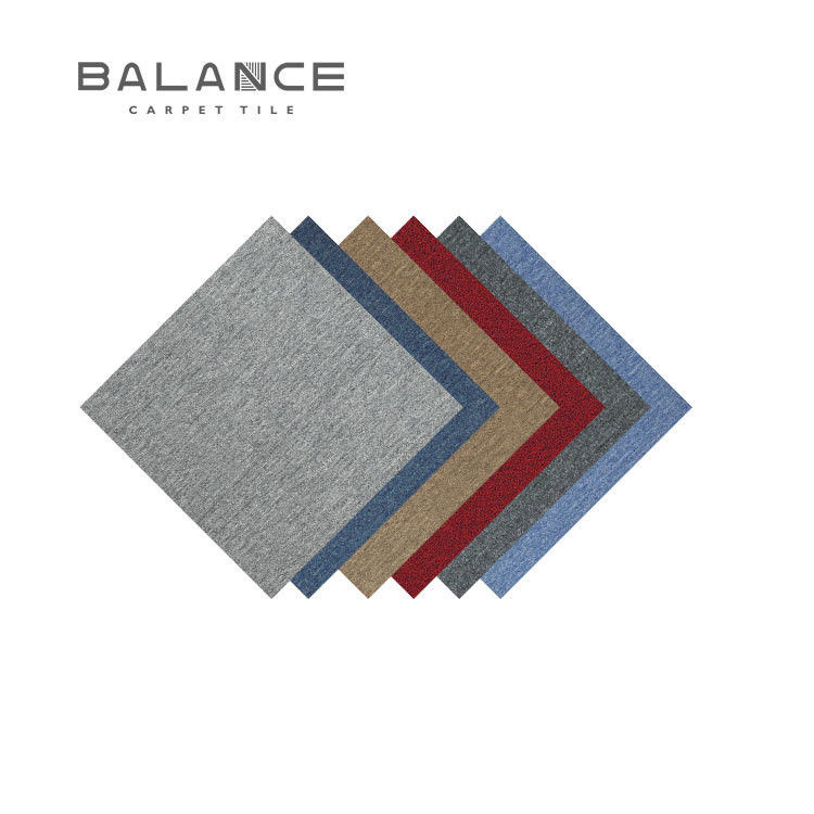Carreaux de tapis 50*50 résistants au feu et antidérapants de style moderne pour les sols de bureaux commerciaux