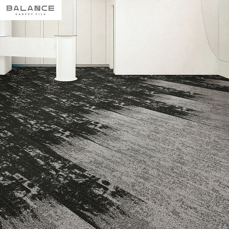 Carreaux de tapis en nylon en PVC en tubes rectangulaires de taille personnalisée pour les sols de bureaux et de gymnases