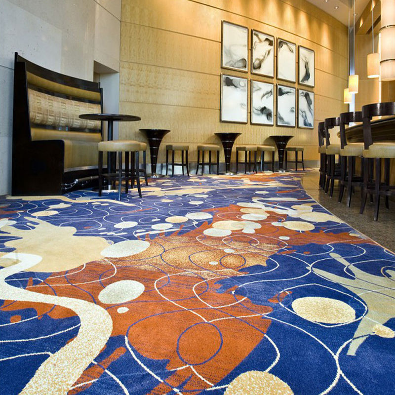 La machine à motifs floraux a fabriqué des tapis pour les couloirs et la décoration des salles de bal des hôtels 5 étoiles
