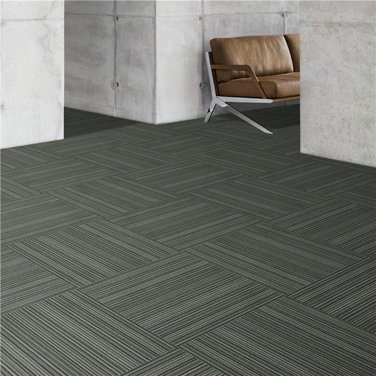 50x50cm carreaux de tapis en PP pour bureau hôtel maison plancher de chambre à coucher en bande