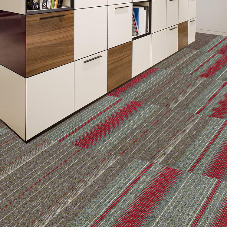 Carreaux de tapis commerciaux avec un fond de nylon et de bitume à pile moyenne pour les sols de bureaux
