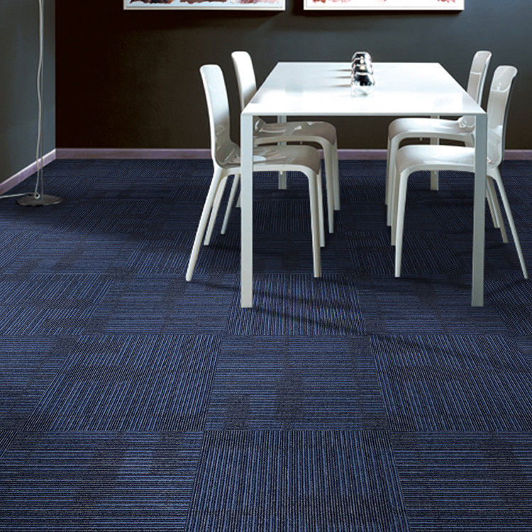 Carreaux de tapis en nylon à pile en coupe commerciale à rayures carrées pour bureaux et chambres d'hôtel
