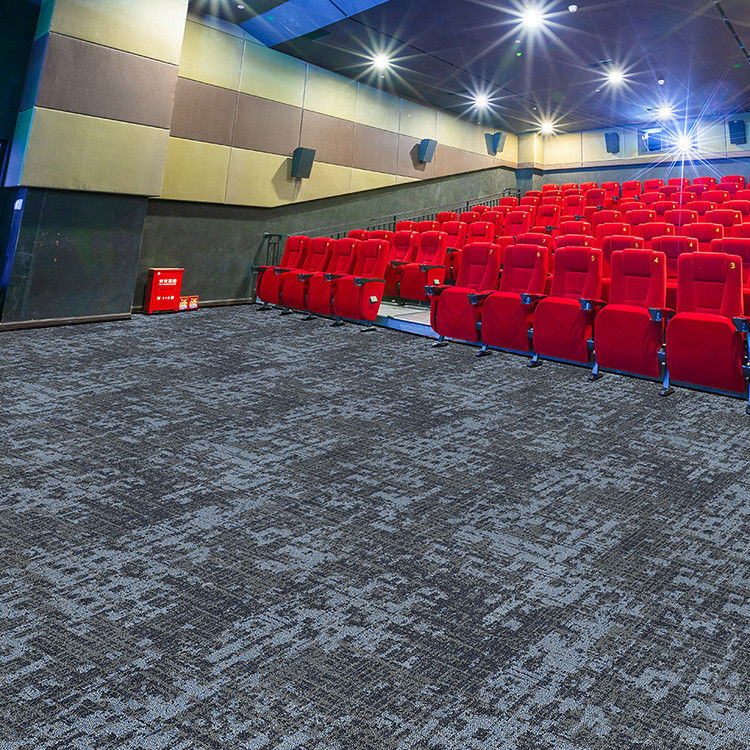 Tapis pour couloir de cinéma avec hauteur de piles de 5,5 mm et poids de piles de 950 g/m2