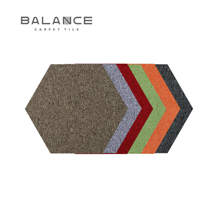 4500g/m2 /-3% du poids total carreaux de tapis hexagonal pour les solutions de revêtement de sol colorées sur mesure