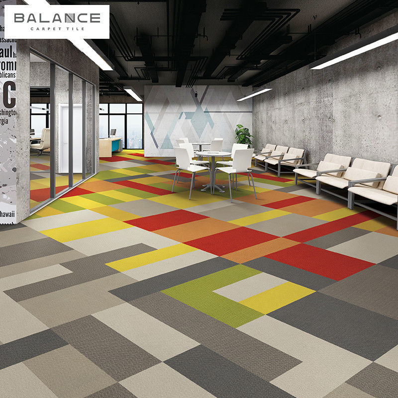 Moderne design coloré 50x50 Carreaux commerciaux ignifuges pour salles de conférence