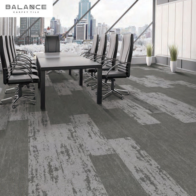 Salle de bureau commercial en nylon de style moderne PVC 25*100 Carpet Tile avec design moderne
