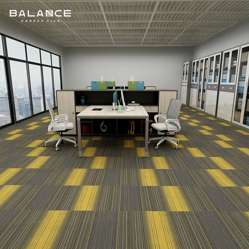 Carreaux de bureau commerciaux à support de bitume rayé pour plancher de bureau de 25*100 cm