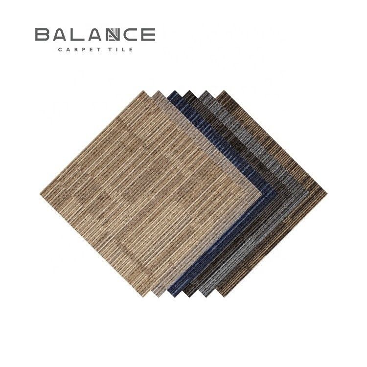 Carreaux de moquette en PVC de 50x50 cm dans un motif abstrait pour le couloir de l'hôtel