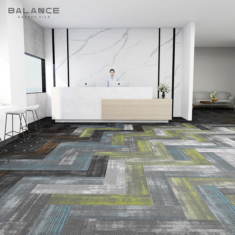 Des carreaux de bureau de design à rayures de style moderne avec un support en PVC et 100% de nylon Resilya