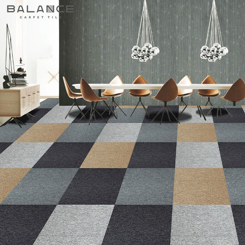 Carreaux de tapis modulaires de 50x50 PP en couleur personnalisée pour bureau commercial