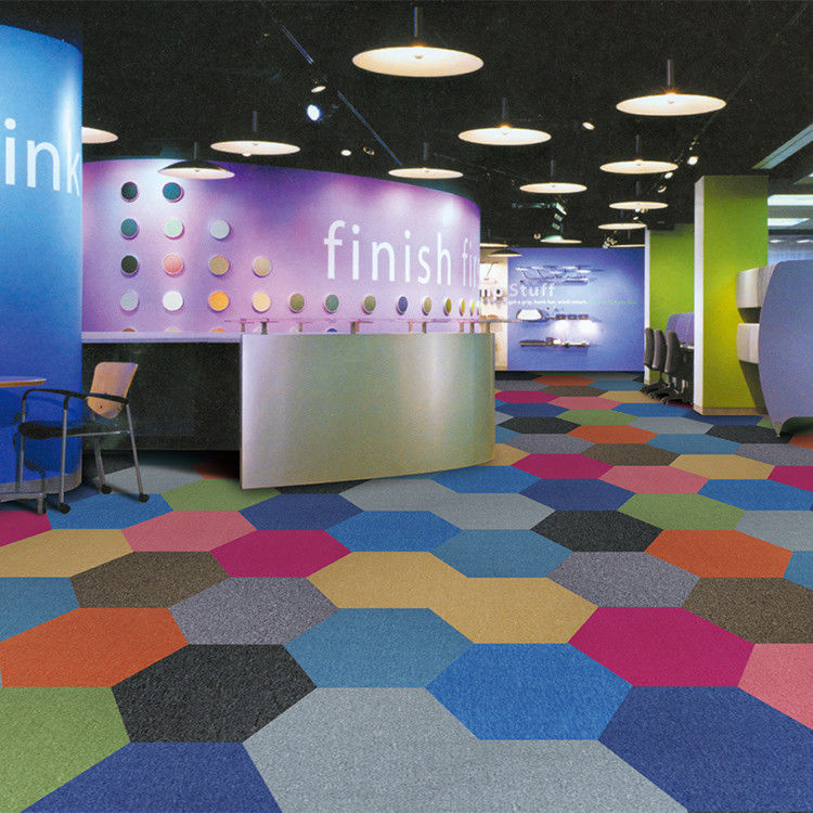 Carreaux de tapis de jardin d'enfants à plancher hexagonal avec hauteur de pile moyenne et conception modulaire
