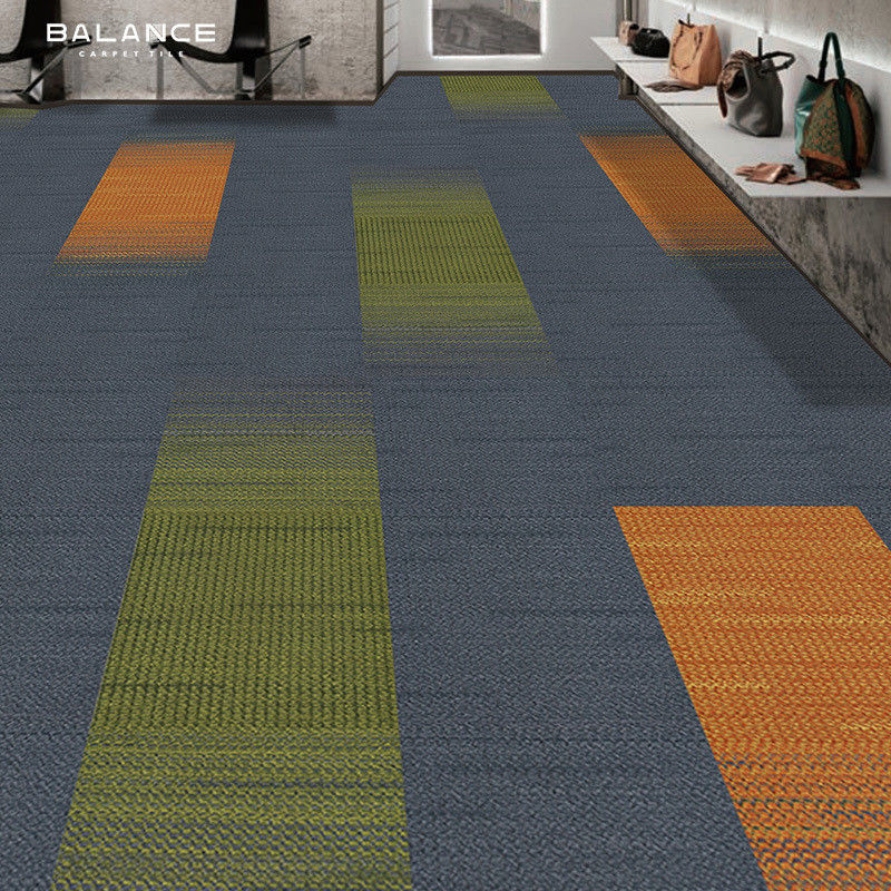 Carreaux en nylon 50x50 pour les bureaux commerciaux et les couloirs des hôtels Poids total 4400 g/m2