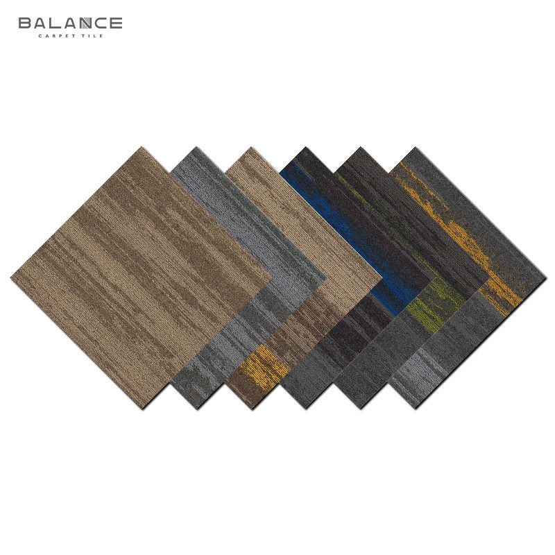 Carreaux de moquette de support en PVC modulaires Poids total 4500 g/m2 ± 3% pour les bureaux commerciaux et la maison
