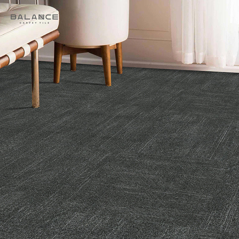 Affichage du sol des salles de bureau Carreaux de moquette en PVC lavables 50*50 avec poids de pile 5-600g/m2